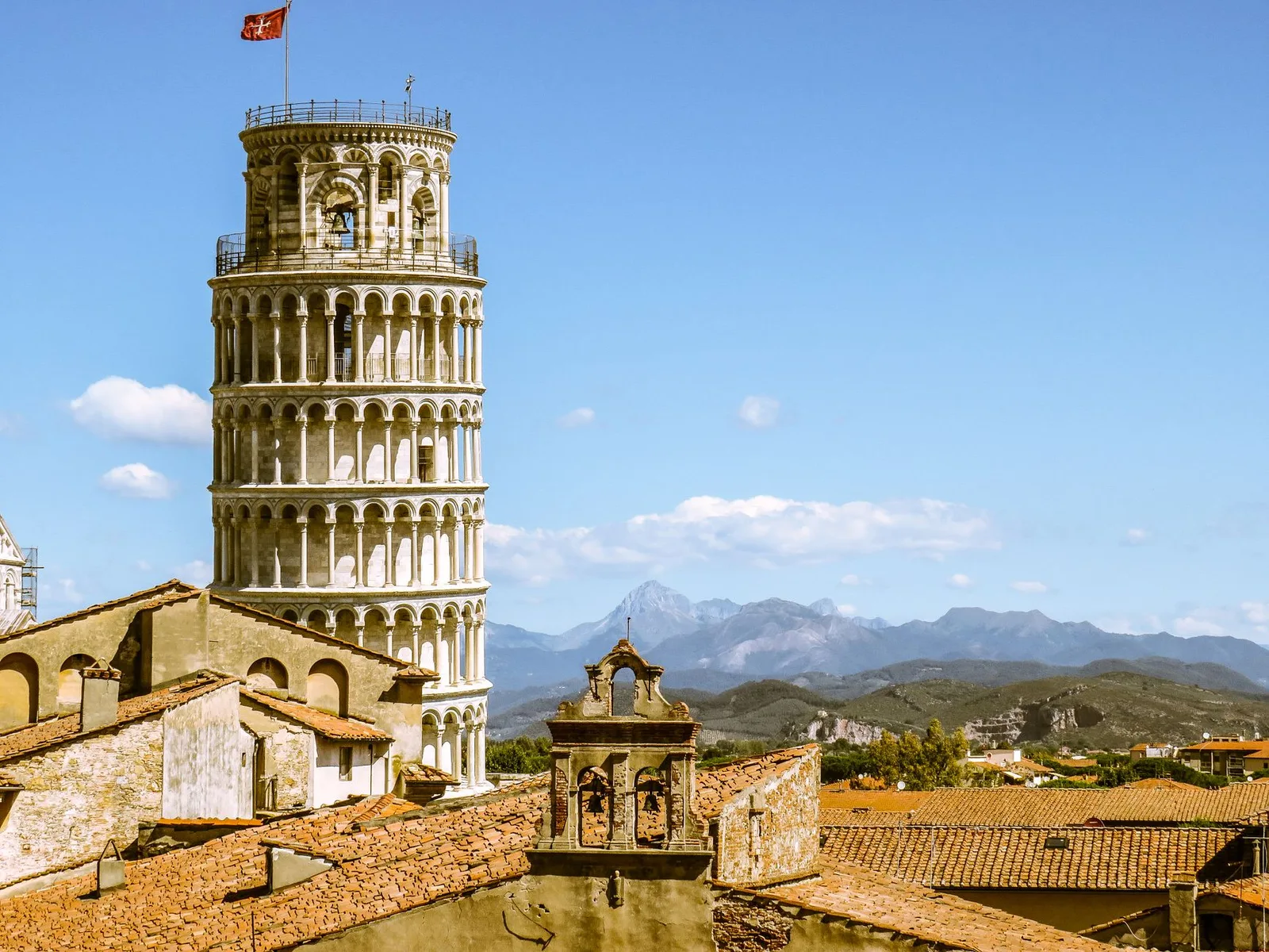 Wandelen over de middeleeuwse stadsmuren van Pisa in Pisa