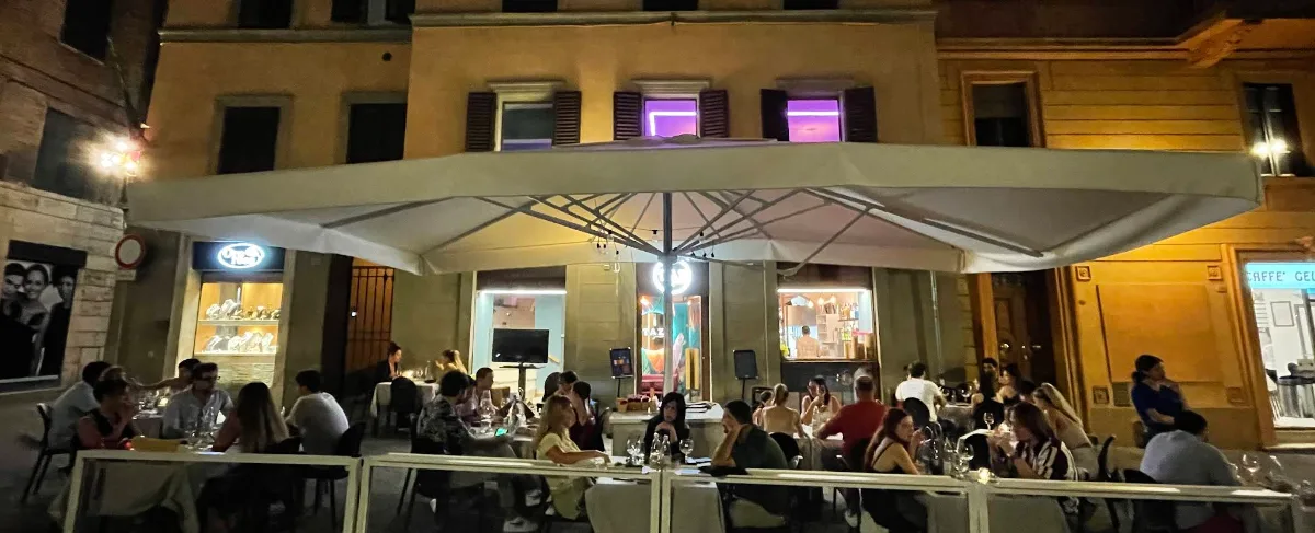 Restaurant en cocktailbar TAZ met eigen gin in Siena in Siena