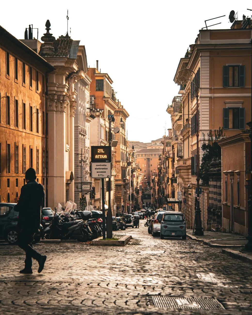 Autoluwe ZTL-zone in het historische centrum van Siena in Siena