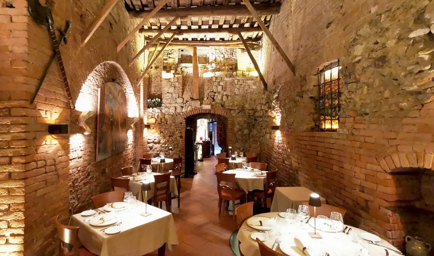 Dineren in Etruskische grotten bij Antica Osteria da Divo in Siena in Siena